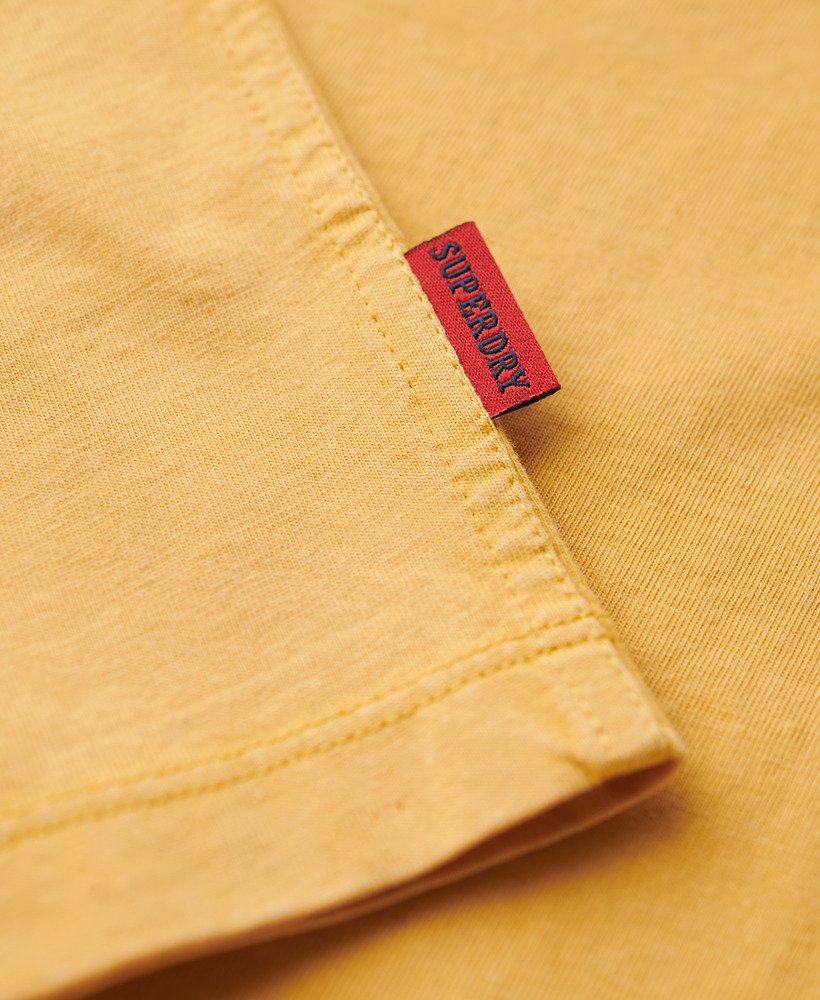 camiseta oversized essential logo com listras retrô em dourado inverno