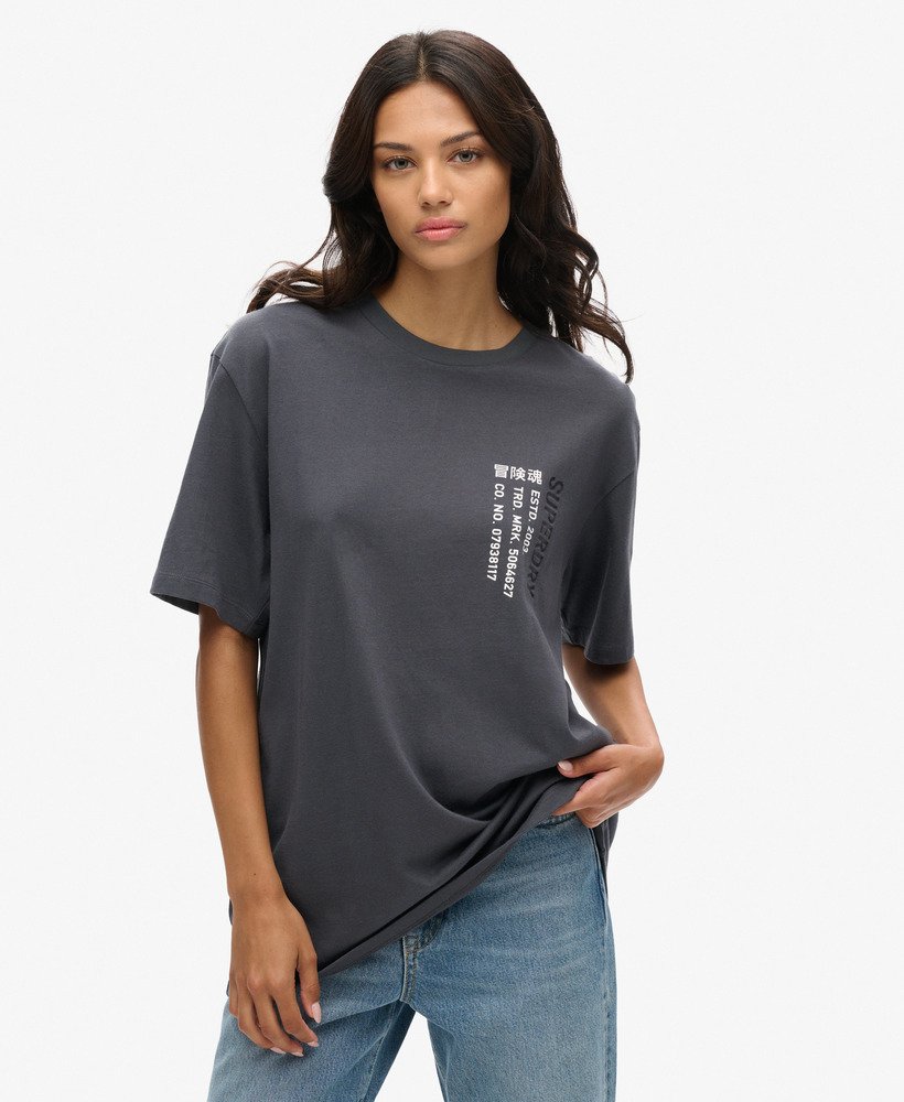 camiseta esportiva utilitária oversized com logo na cor Ébano