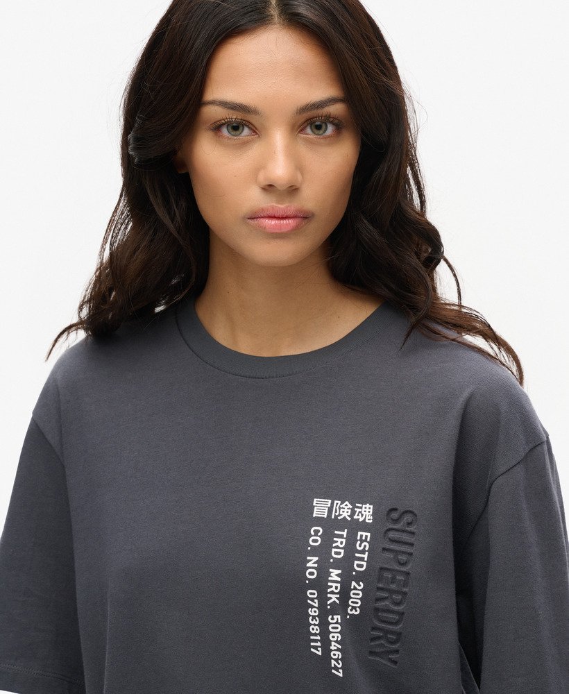camiseta esportiva utilitária oversized com logo na cor Ébano