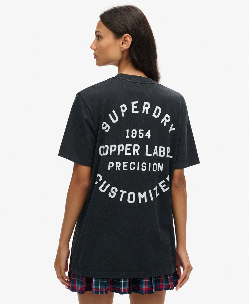 camiseta oversized com estampa da etiqueta de cobre no peito na cor preto jato.