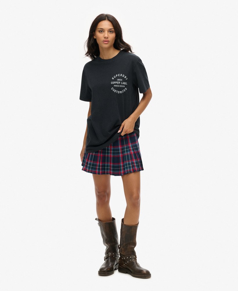 camiseta oversized com estampa da etiqueta de cobre no peito na cor preto jato.