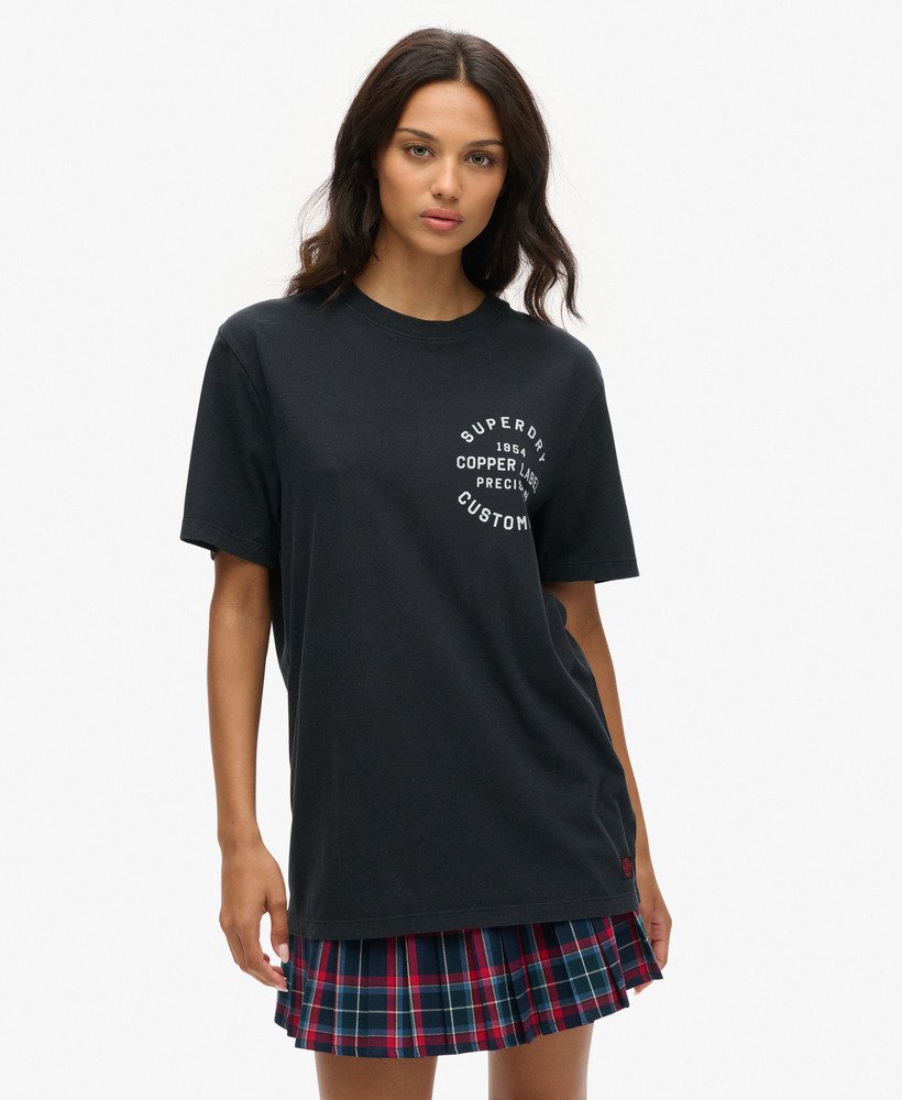 camiseta oversized com estampa da etiqueta de cobre no peito na cor preto jato.
