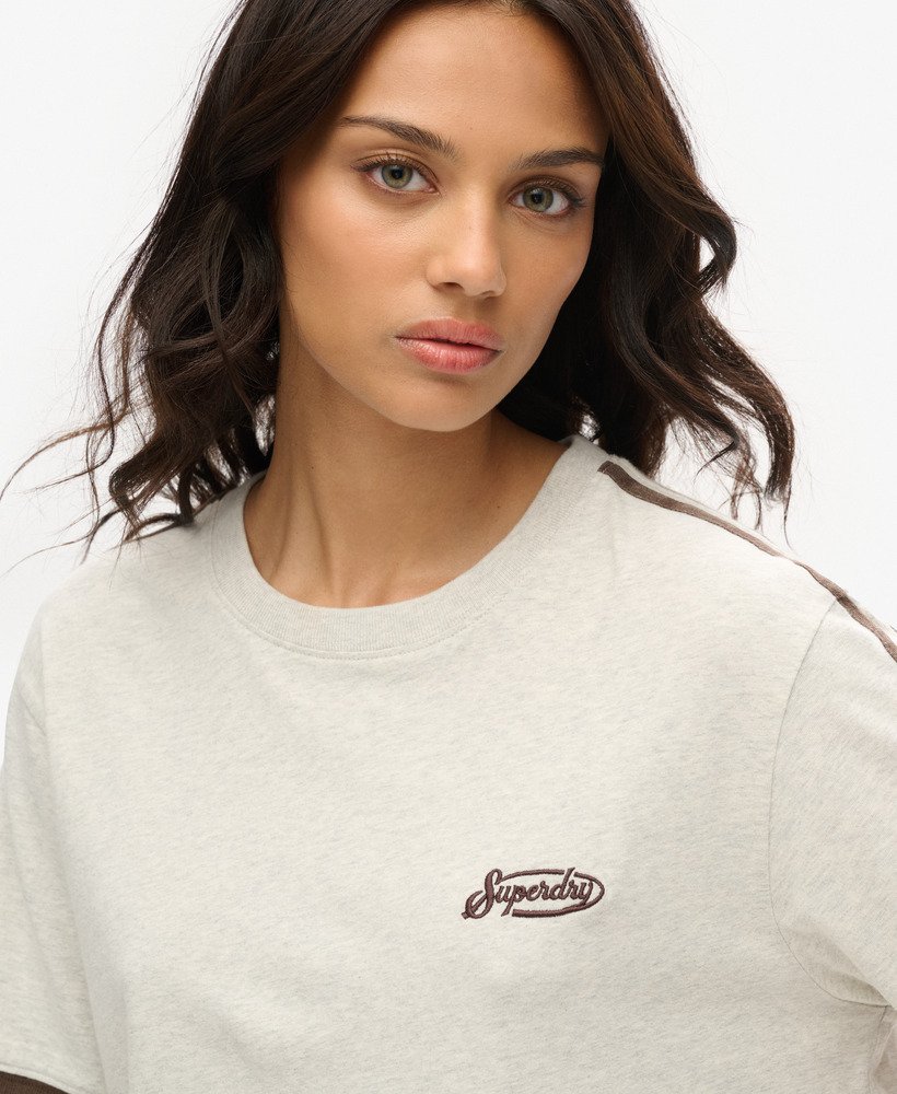 camiseta oversized essential logo retro listrada em cinza relâmpago grindle