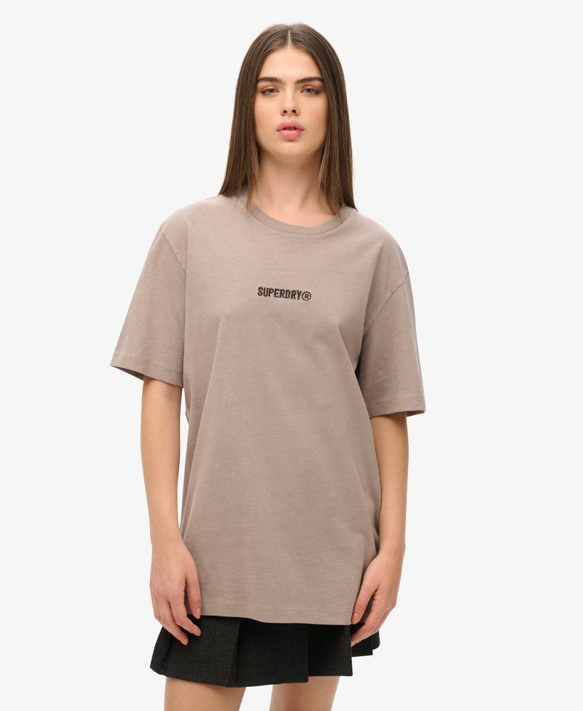 camiseta oversized com micro logo e estampa em tecido slub bege escuro.
