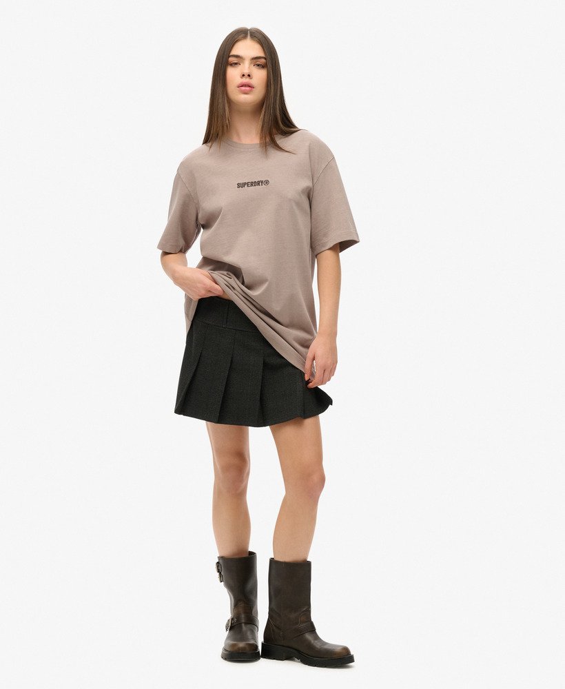 camiseta oversized com micro logo e estampa em tecido slub bege escuro.