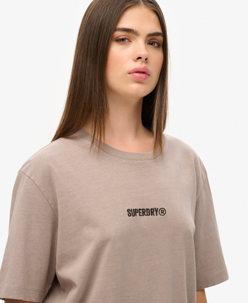 camiseta oversized com micro logo e estampa em tecido slub bege escuro.