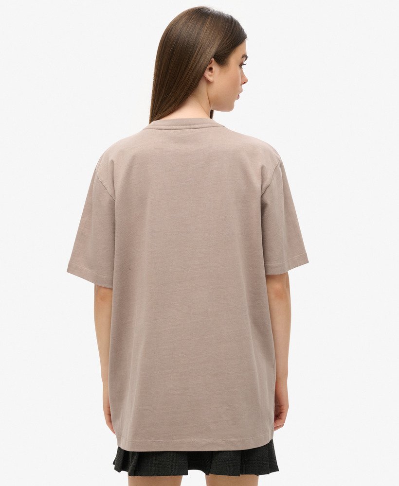 camiseta oversized com micro logo e estampa em tecido slub bege escuro.