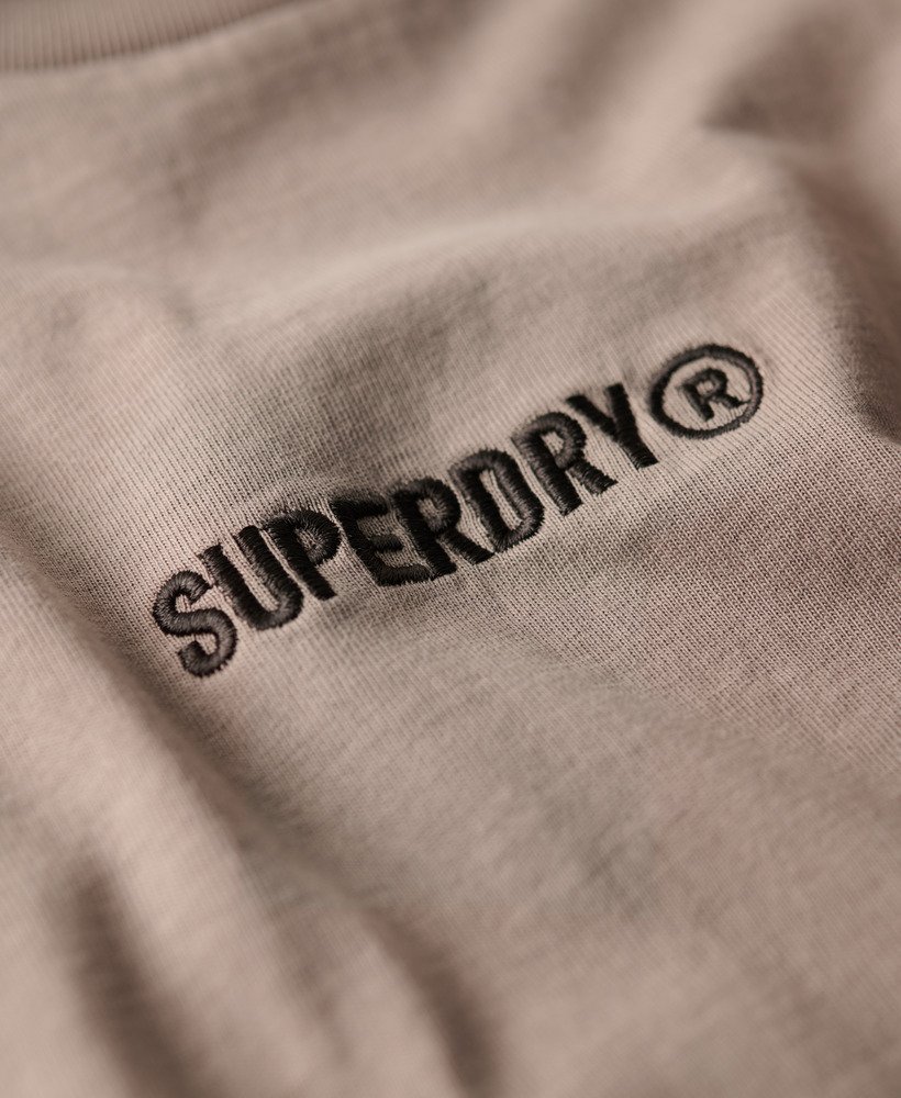 camiseta oversized com micro logo e estampa em tecido slub bege escuro.