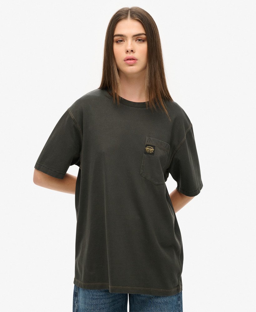 camiseta oversized com bolso e costura contrastante na cor preta lavada.