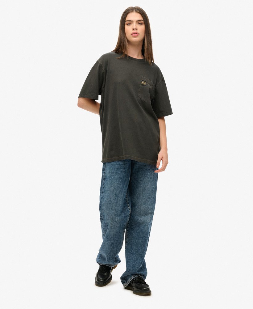 camiseta oversized com bolso e costura contrastante na cor preta lavada.