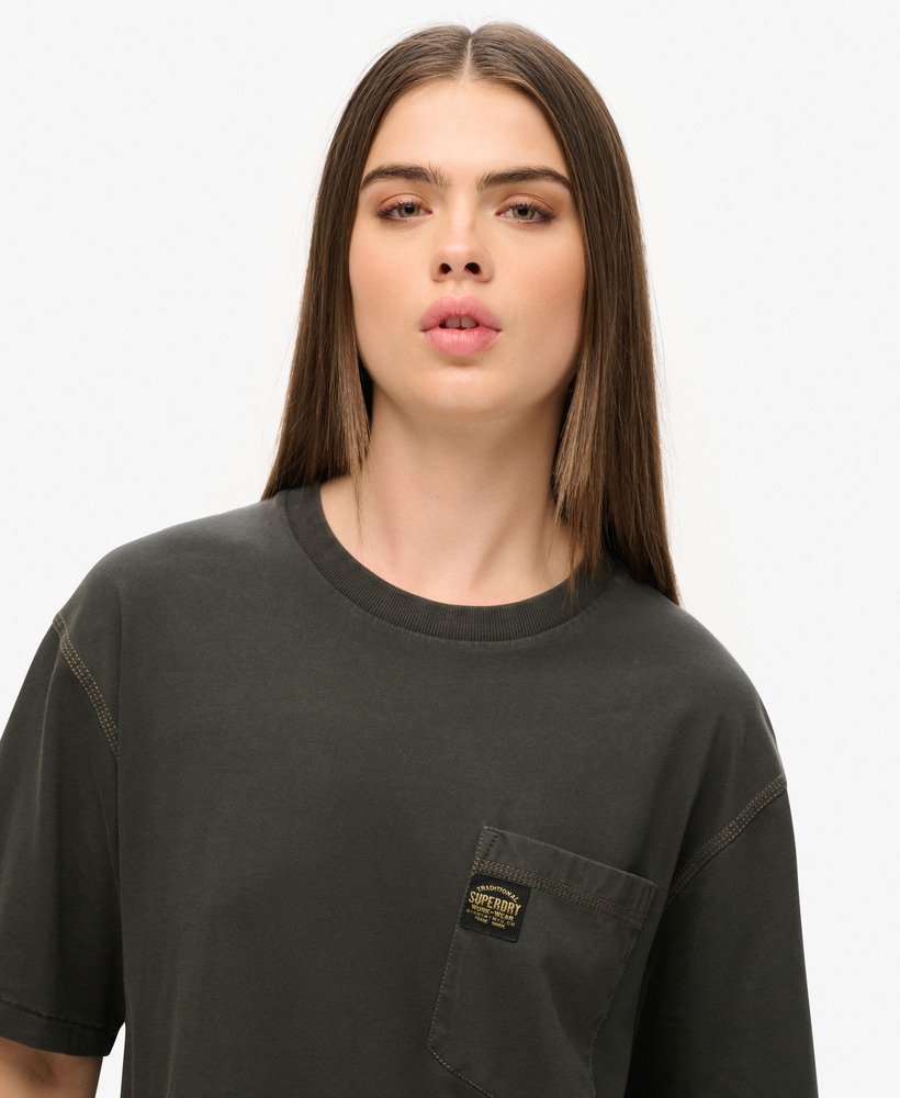 camiseta oversized com bolso e costura contrastante na cor preta lavada.