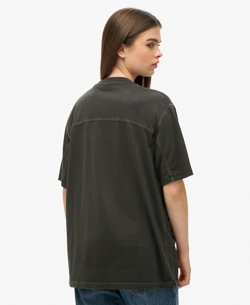 camiseta oversized com bolso e costura contrastante na cor preta lavada.