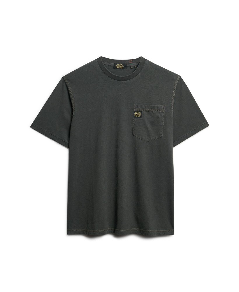 camiseta oversized com bolso e costura contrastante na cor preta lavada.