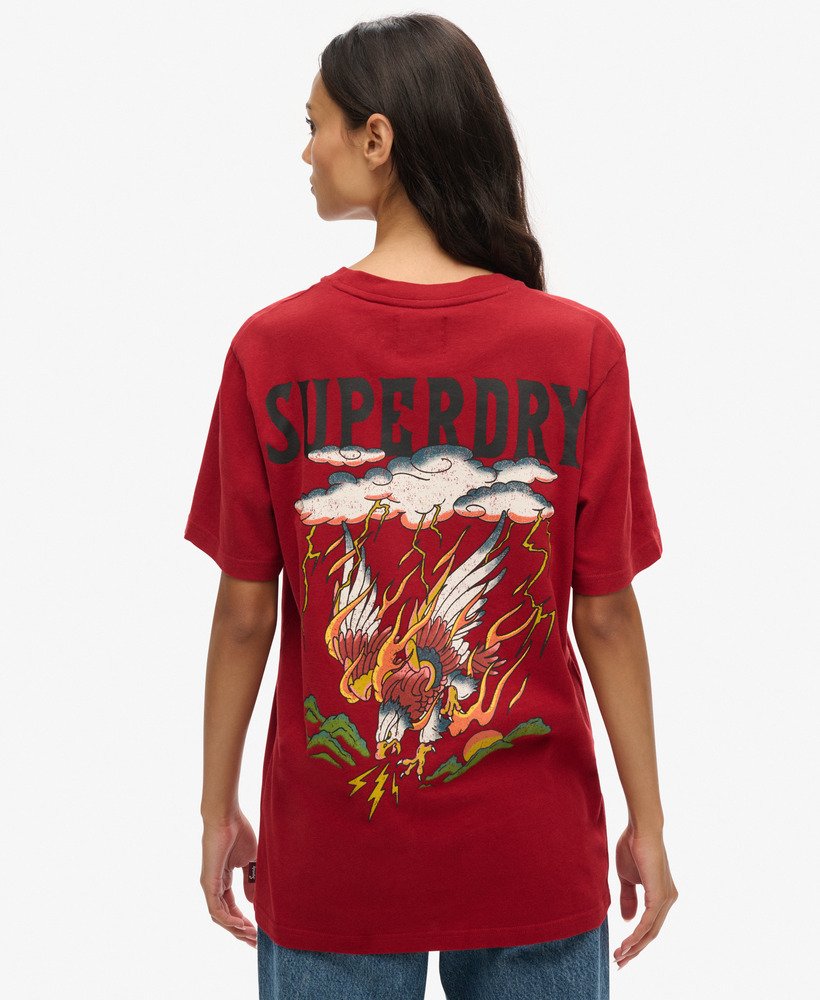 camiseta oversized com estampa de tatuagem na cor vermelho vinho
