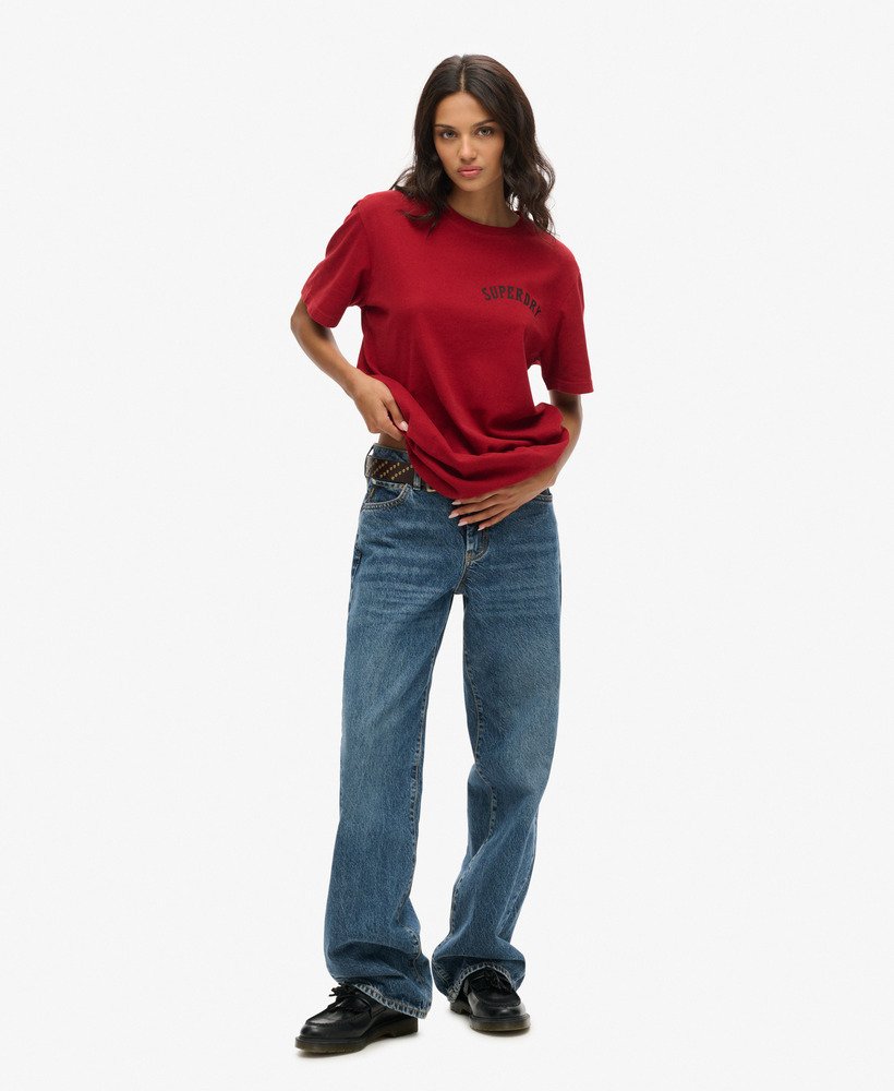 camiseta oversized com estampa de tatuagem na cor vermelho vinho