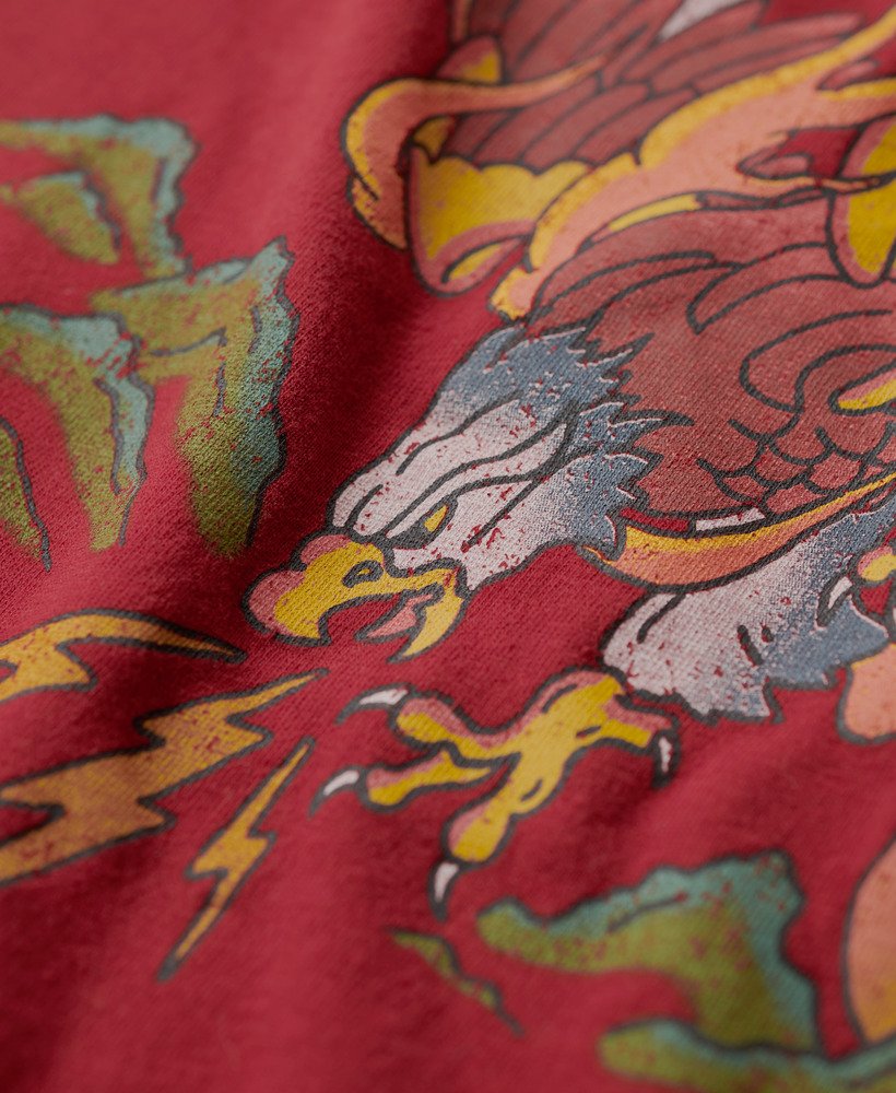 camiseta oversized com estampa de tatuagem na cor vermelho vinho