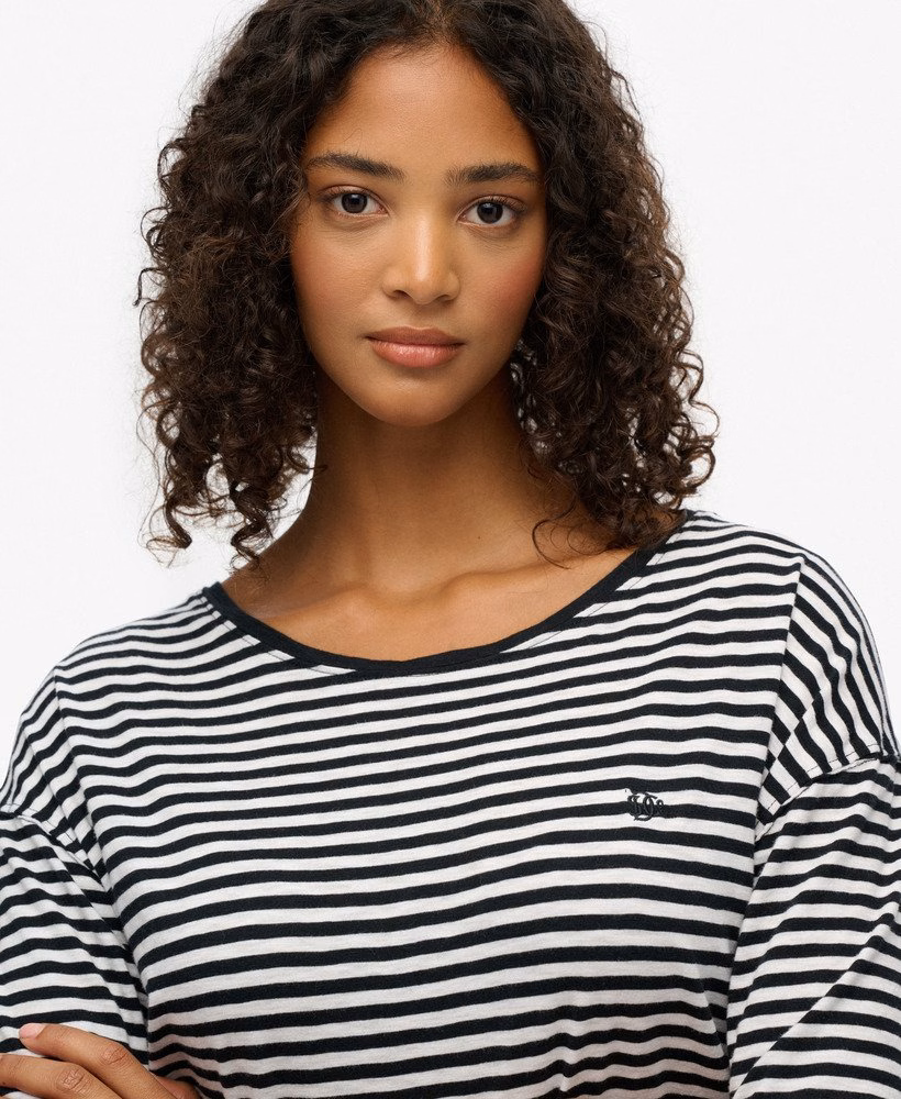 Camiseta Studios com ombros caídos