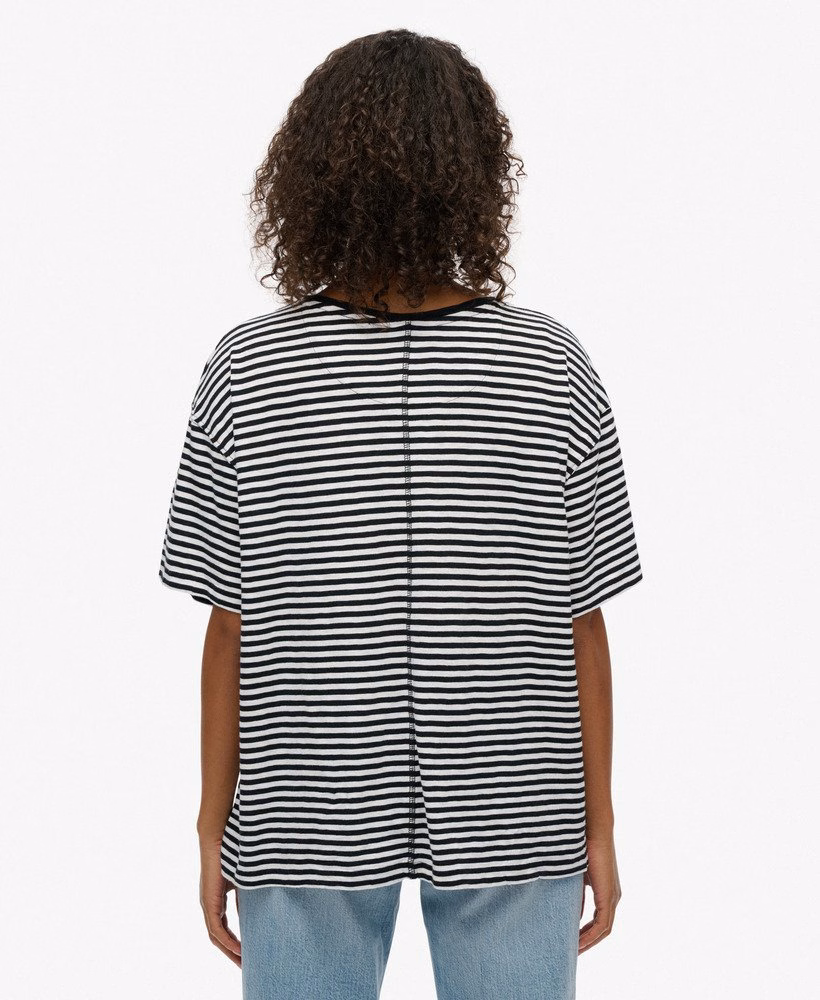 Camiseta Studios com ombros caídos