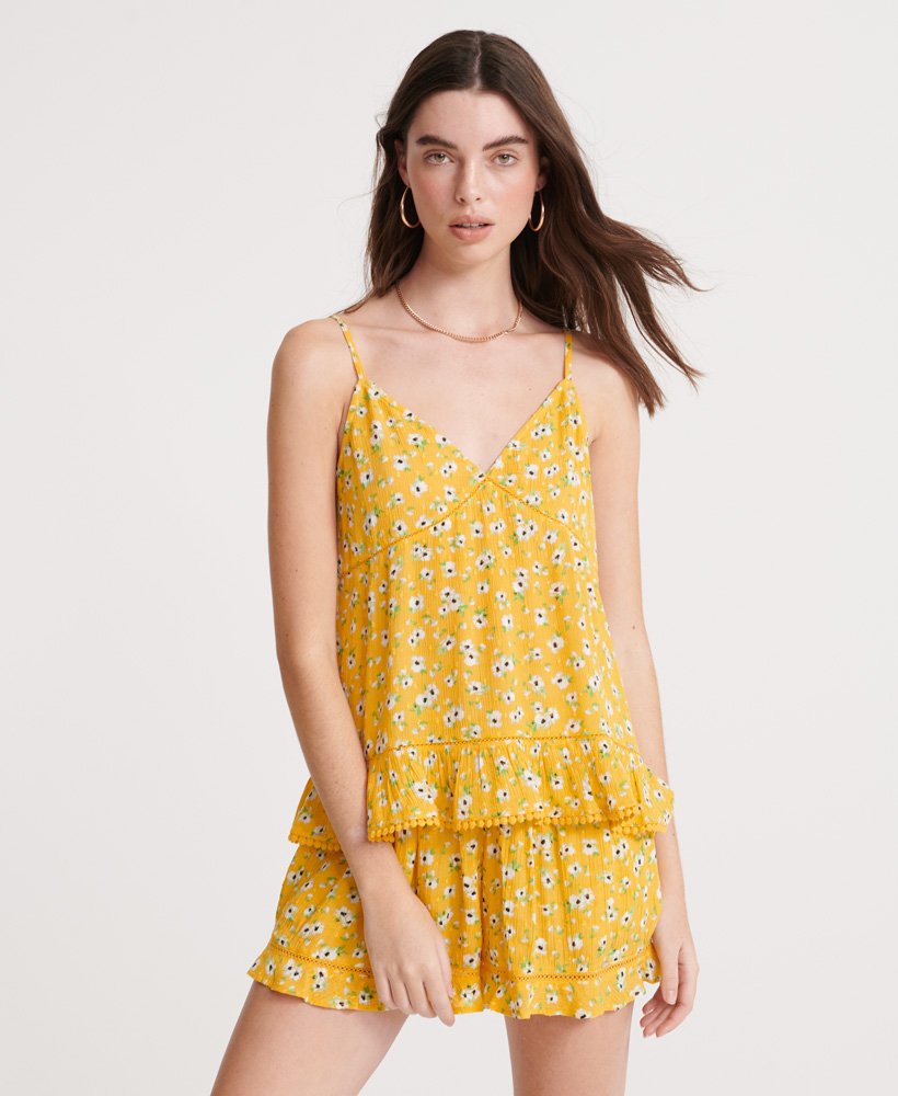 top de alcinha de renda para o verão com estampa floral amarela.