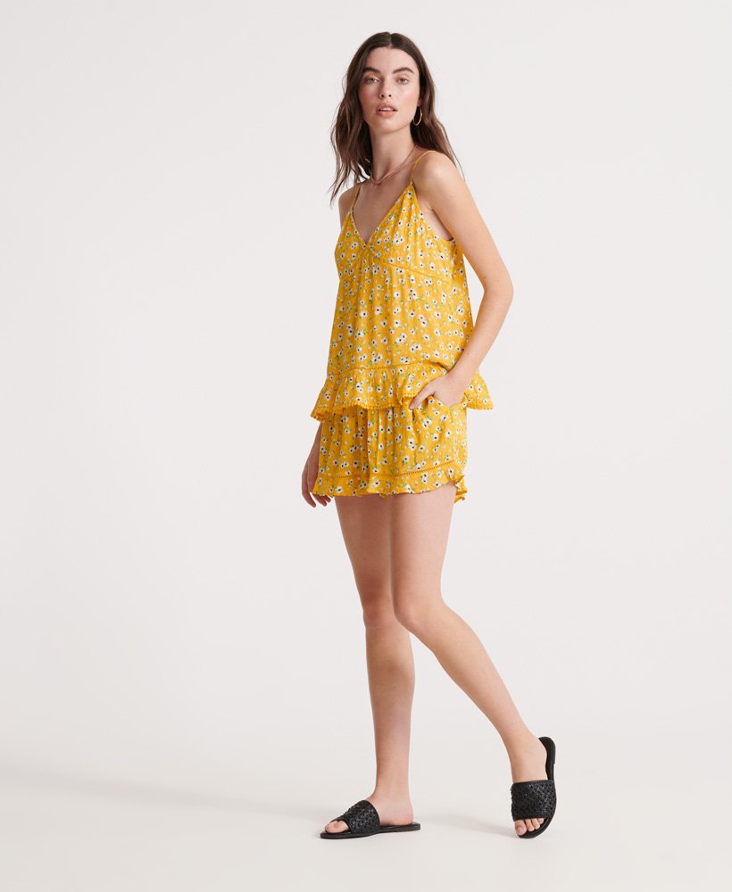 top de alcinha de renda para o verão com estampa floral amarela.