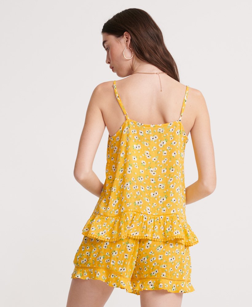 top de alcinha de renda para o verão com estampa floral amarela.