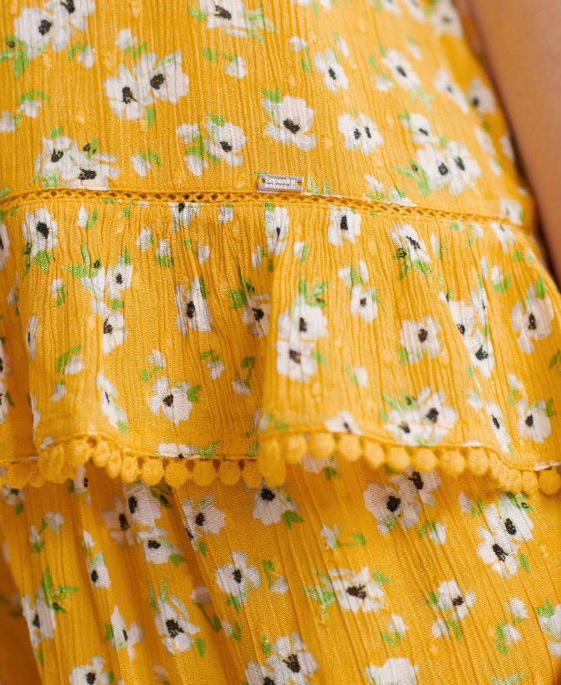 top de alcinha de renda para o verão com estampa floral amarela.