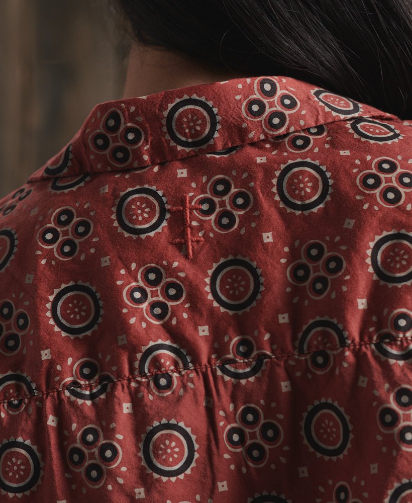 camisa de edição limitada com estampa em bloco seco na cor ferrugem.