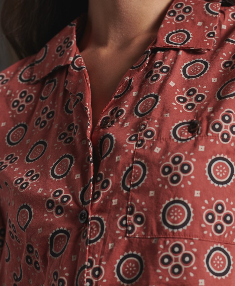 camisa de edição limitada com estampa em bloco seco na cor ferrugem.