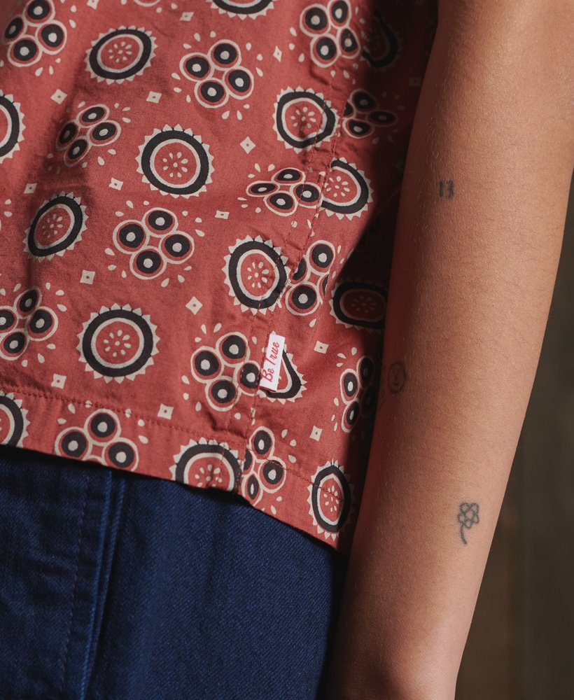 camisa de edição limitada com estampa em bloco seco na cor ferrugem.