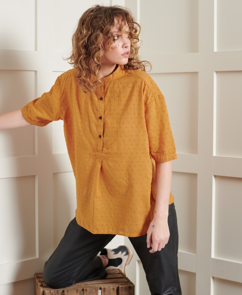 blusa de edição limitada com gola henley em tecido dry com textura de cúrcuma.