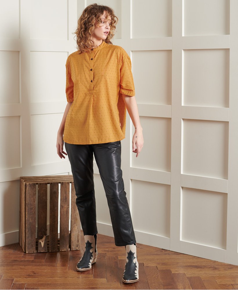 blusa de edição limitada com gola henley em tecido dry com textura de cúrcuma.