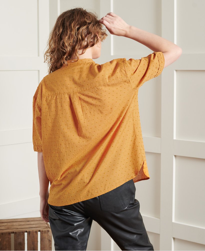 blusa de edição limitada com gola henley em tecido dry com textura de cúrcuma.