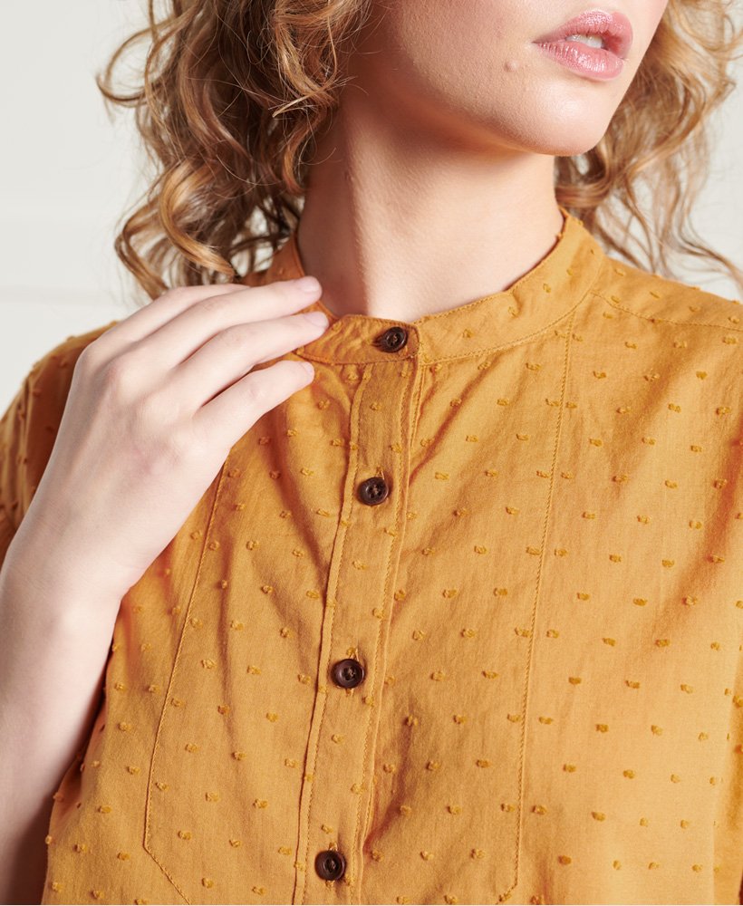 blusa de edição limitada com gola henley em tecido dry com textura de cúrcuma.
