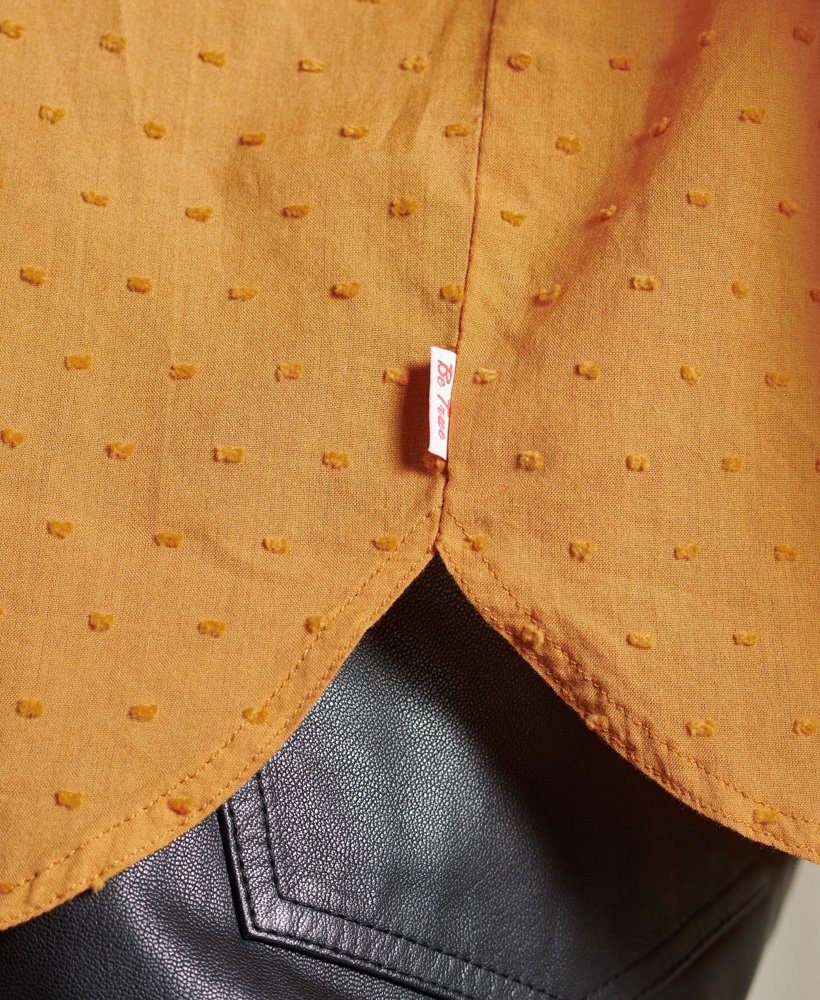 blusa de edição limitada com gola henley em tecido dry com textura de cúrcuma.