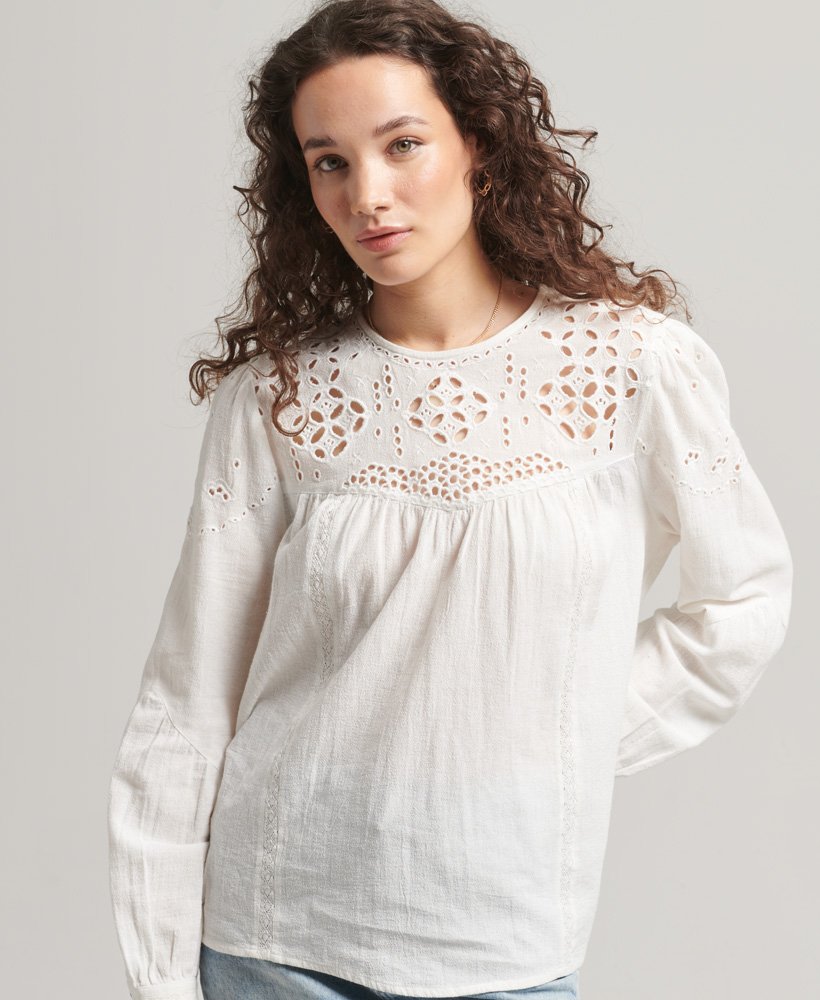 blusa vintage de manga comprida com detalhes vazados na cor cru.
