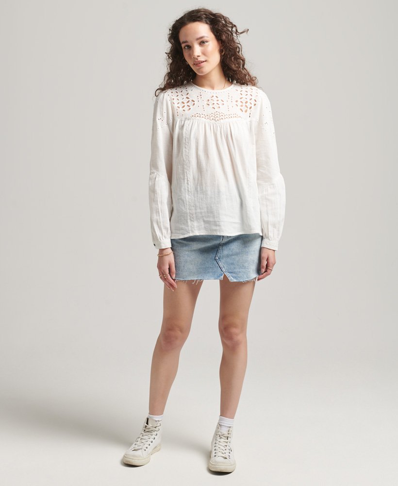 blusa vintage de manga comprida com detalhes vazados na cor cru.
