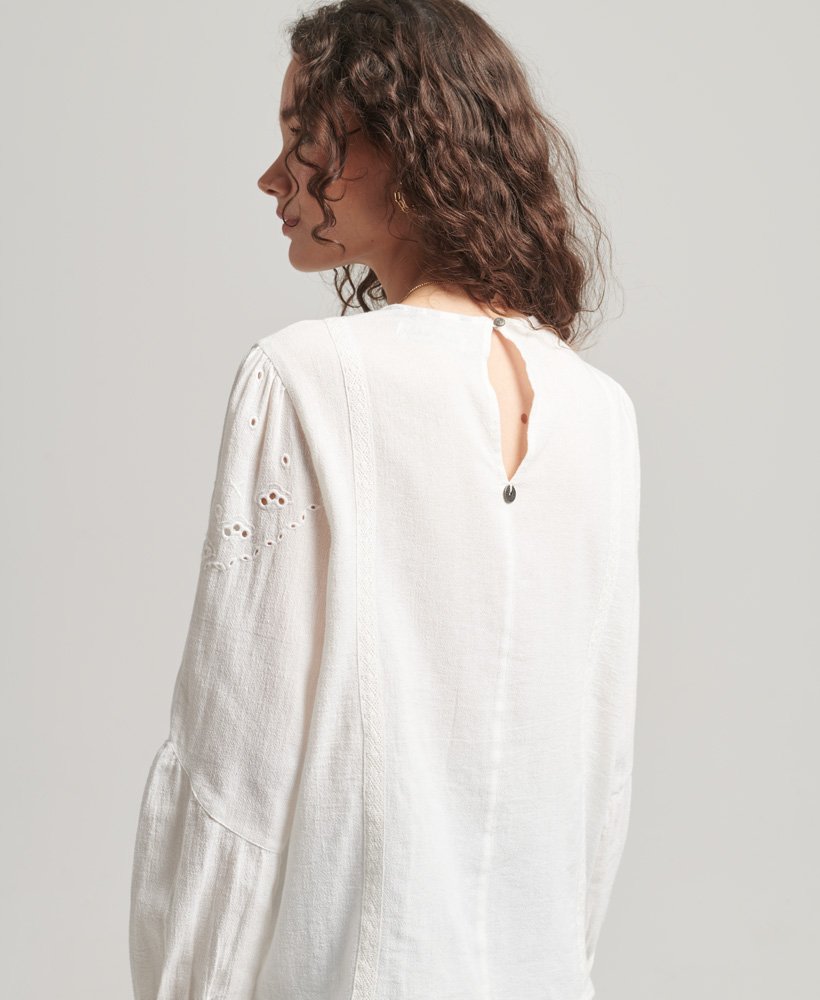 blusa vintage de manga comprida com detalhes vazados na cor cru.