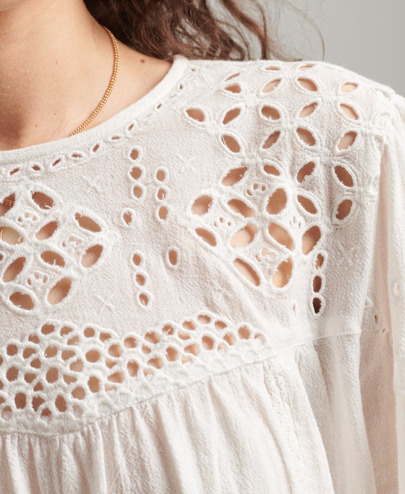 blusa vintage de manga comprida com detalhes vazados na cor cru.
