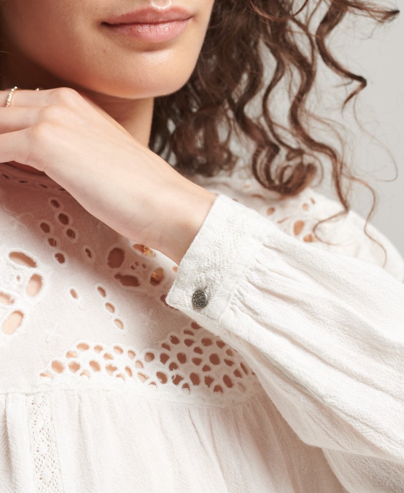 blusa vintage de manga comprida com detalhes vazados na cor cru.