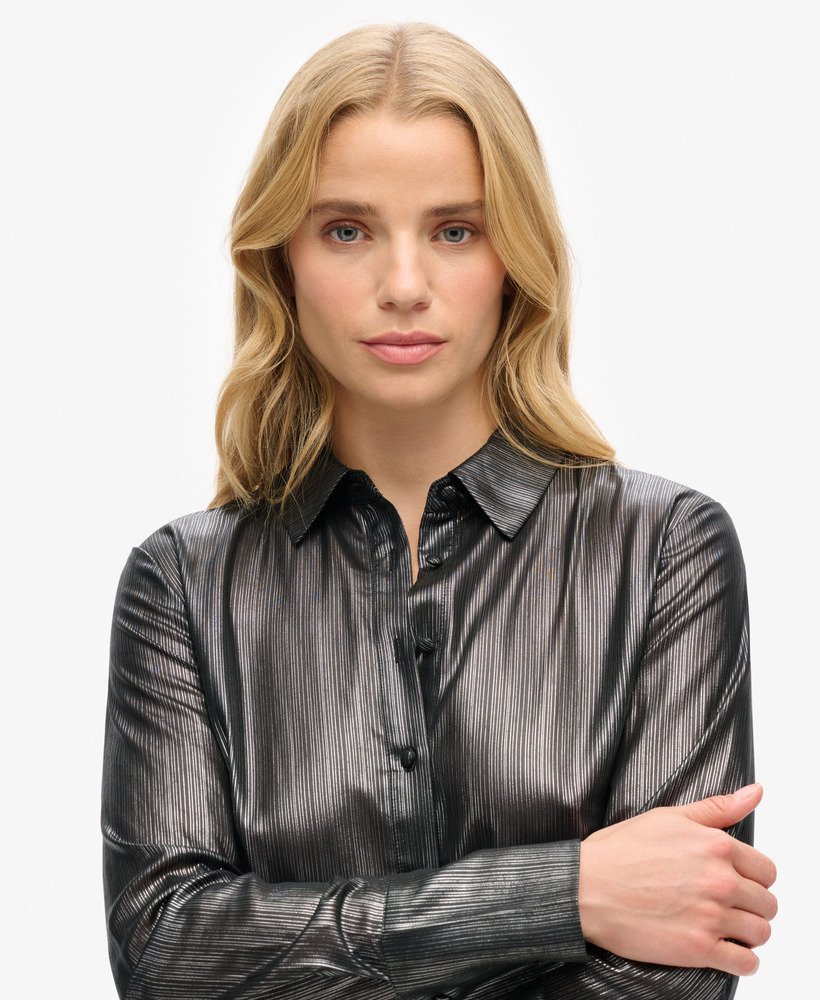 camisa brilhante com listras metálicas pretas
