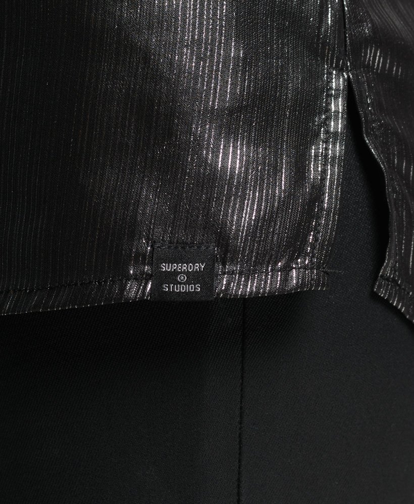 camisa brilhante com listras metálicas pretas