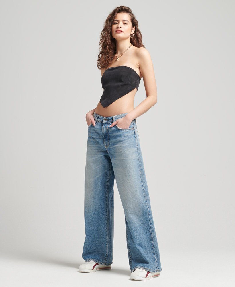 blusa vintage com estampa de bandana e ombros à mostra na cor preta.