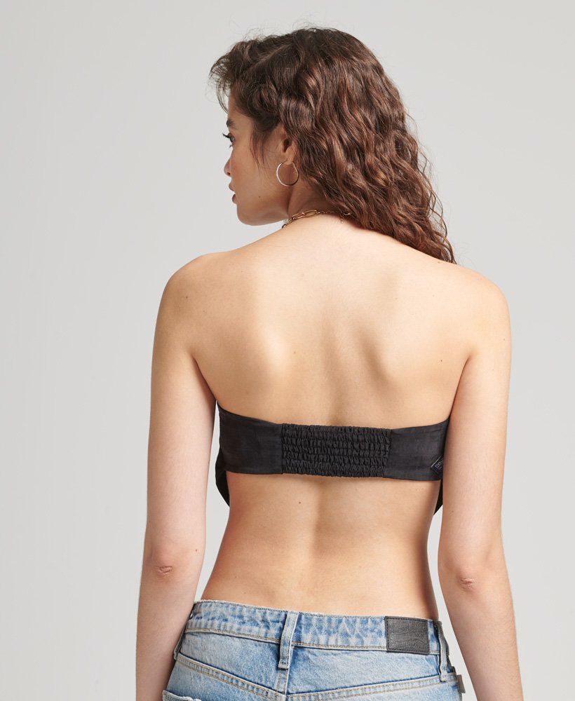 blusa vintage com estampa de bandana e ombros à mostra na cor preta.