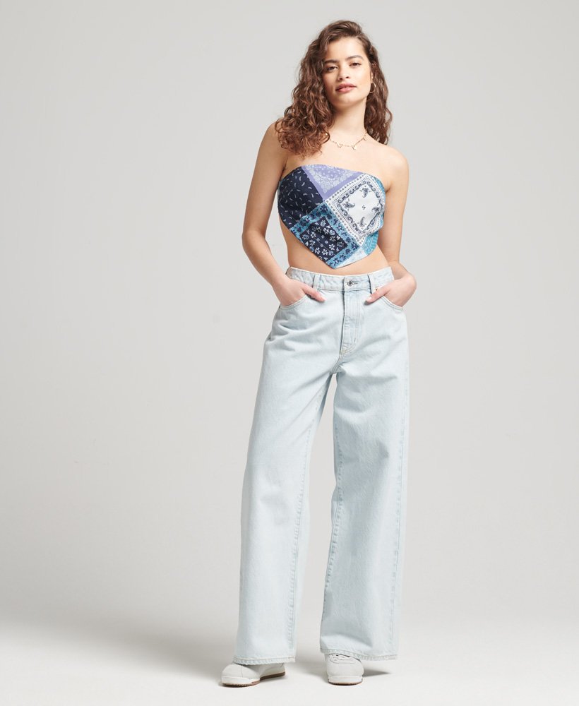 blusa vintage com ombros à mostra e estampa de bandana azul.