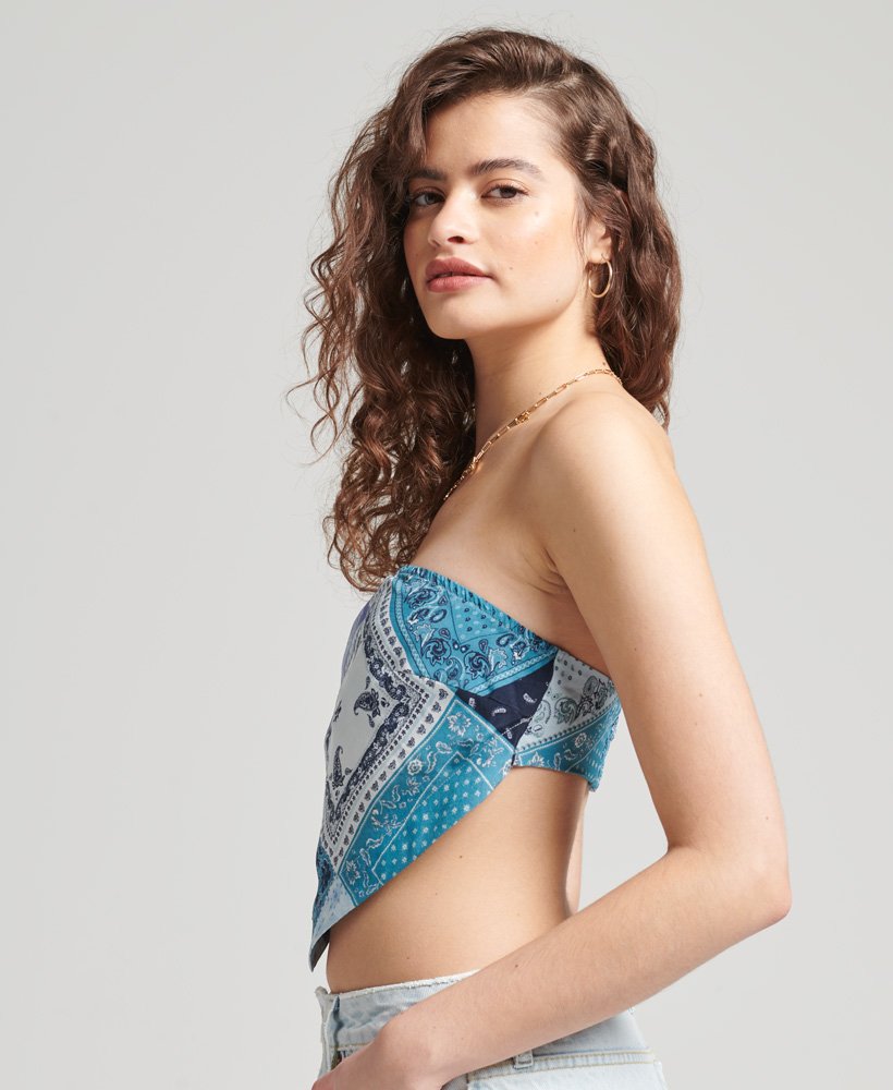 blusa vintage com ombros à mostra e estampa de bandana azul.
