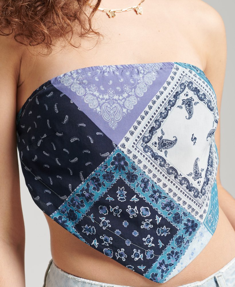 blusa vintage com ombros à mostra e estampa de bandana azul.
