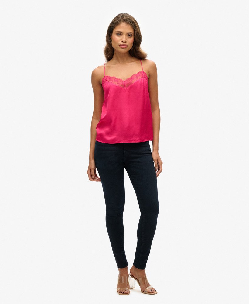 top de alças em cetim com detalhes em renda na cor rosa choque.