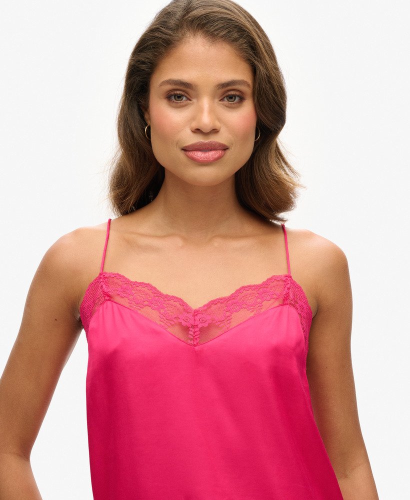 top de alças em cetim com detalhes em renda na cor rosa choque.