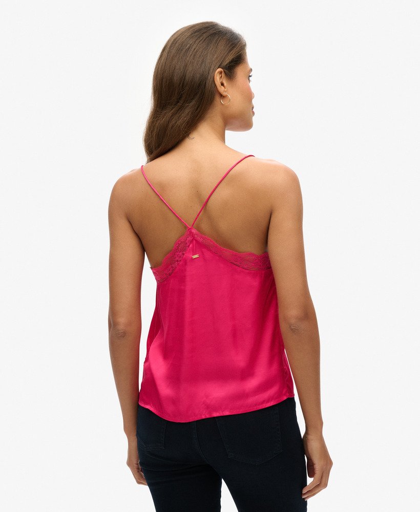 top de alças em cetim com detalhes em renda na cor rosa choque.