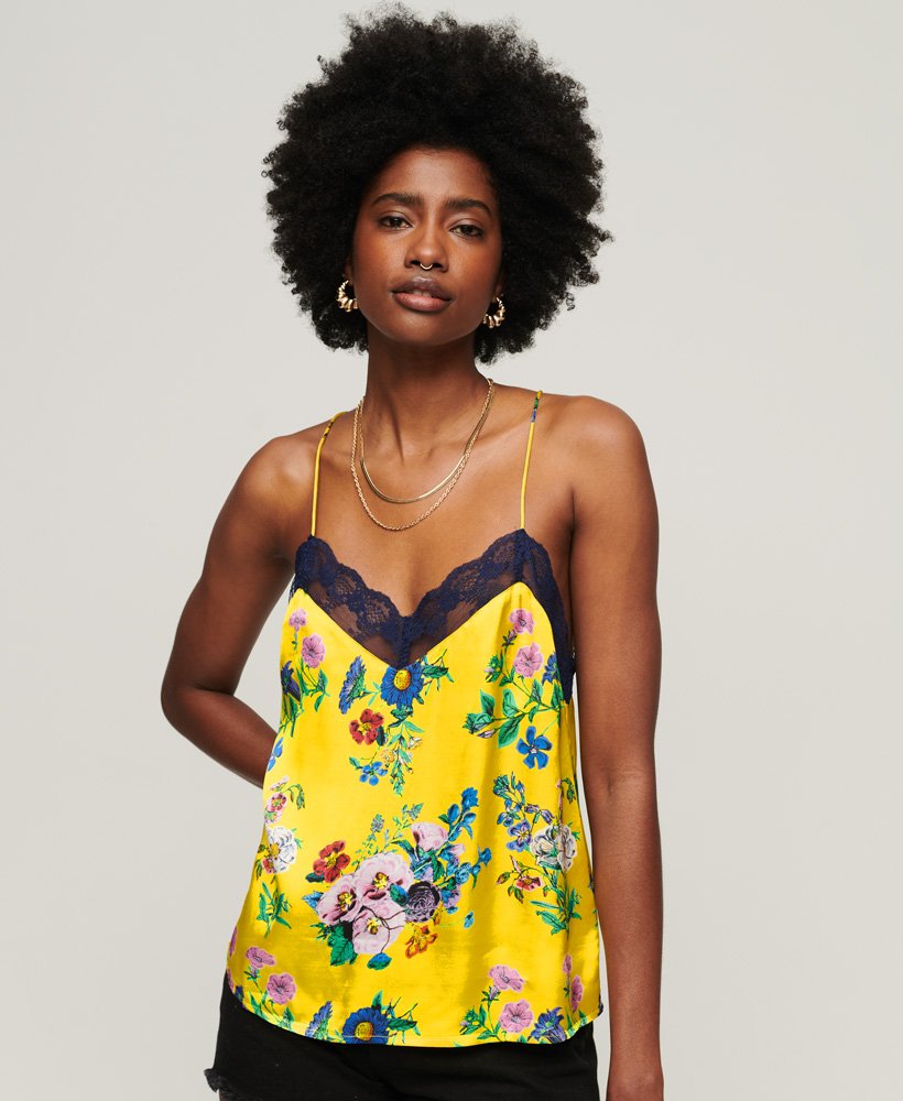 top de alças em cetim com detalhes em renda e estampa floral amarela vibrante.